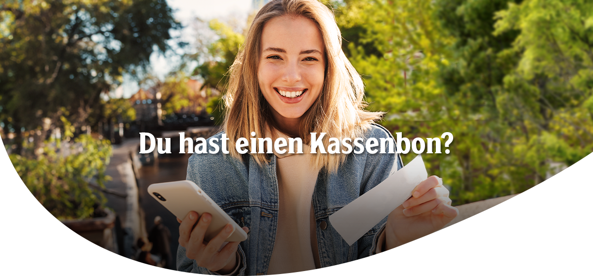 Frau hält Smartphone in der einen und einen Kassenbon in der anderen Hand, Text 'Du hast einen Kassenbon?'