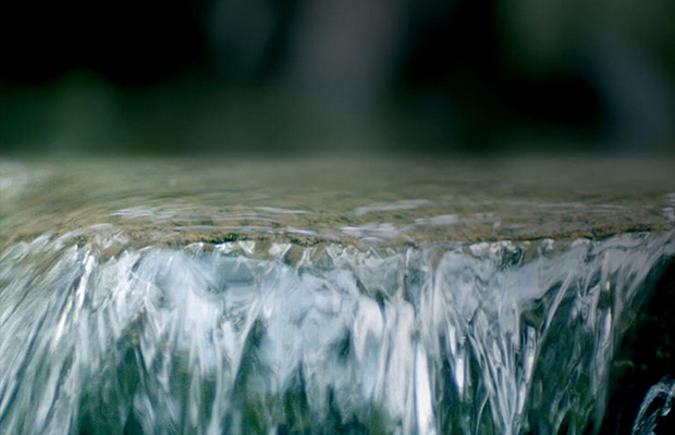 Close up von einem Fluß mit dunkelblauem Wasser.
