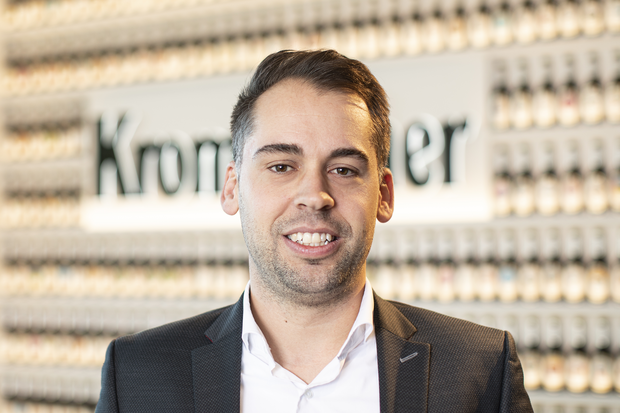 Portrait von Christian Scheurer, HR Business Partner, er hat braune Haare und einen Dreitagebart. Er trägt ein weißes Hemd und einen dunkelgrauen Anzug.