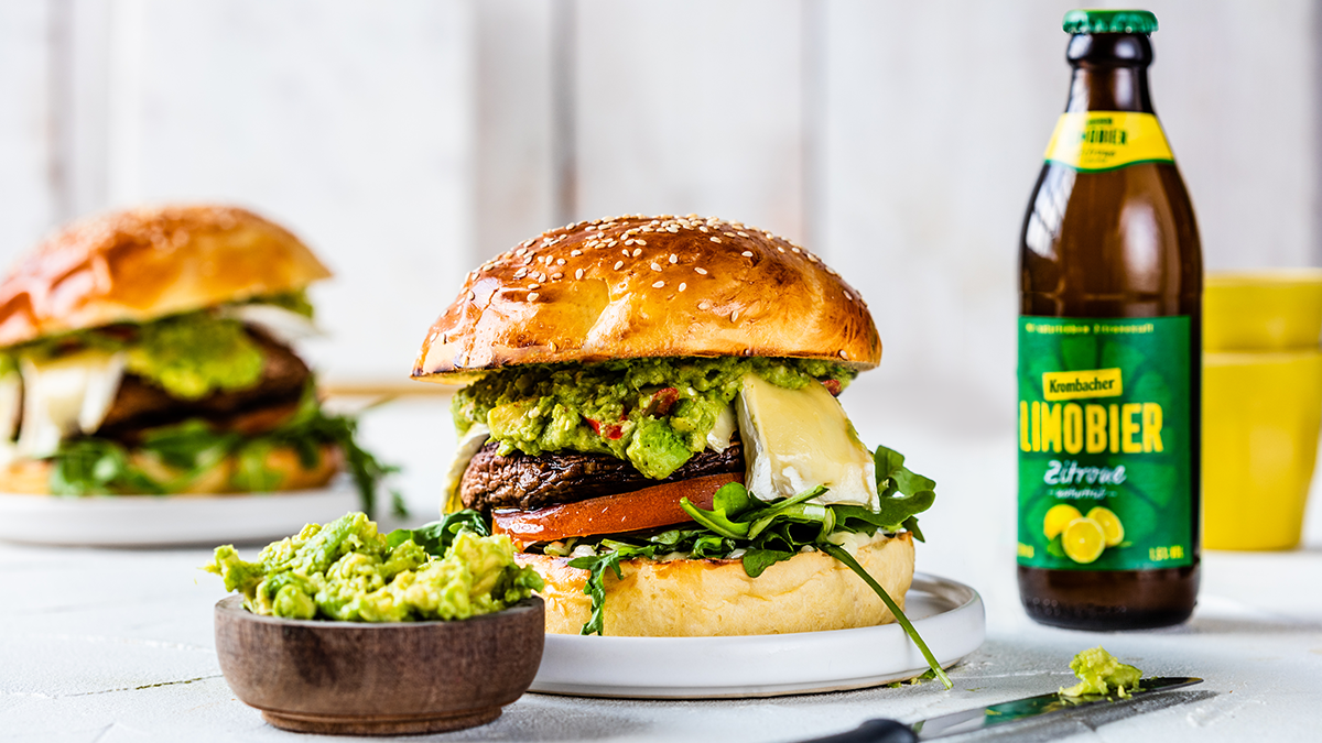 Portobello-Burger mit Avocado und Brie