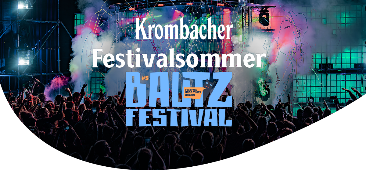 Menschenmenge bei Nacht vor beleuchteter Bühne mit Schriftzug 'Krombacher Festivalsommer Bautz Festival'