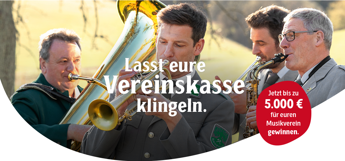 Vier Musiker in Trachten spielen Blasinstrumente im Freien, Text 'Lass die Vereinskasse klingeln', Hinweis auf Gewinn von bis zu 5.000 Euro für Musikverein