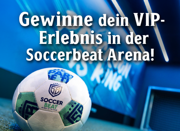 Ein Fußball auf dem Boden einer Indoorhalle.