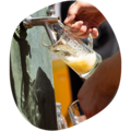 Hand füllt ein Bierglas an dem Zapfhahn des Krombacher Bierbrunnens mit schäumendem Bier beim Sommerfest