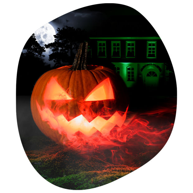 Gruselig leuchtender Halloween-Kürbis mit gezacktem Mund und Augen vor der Krombacher Erlebniswelt bei Nacht und Vollmond