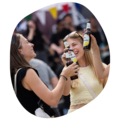 Drei Frauen stoßen mit Krombacher Radler Flaschen beim Sommerfest an